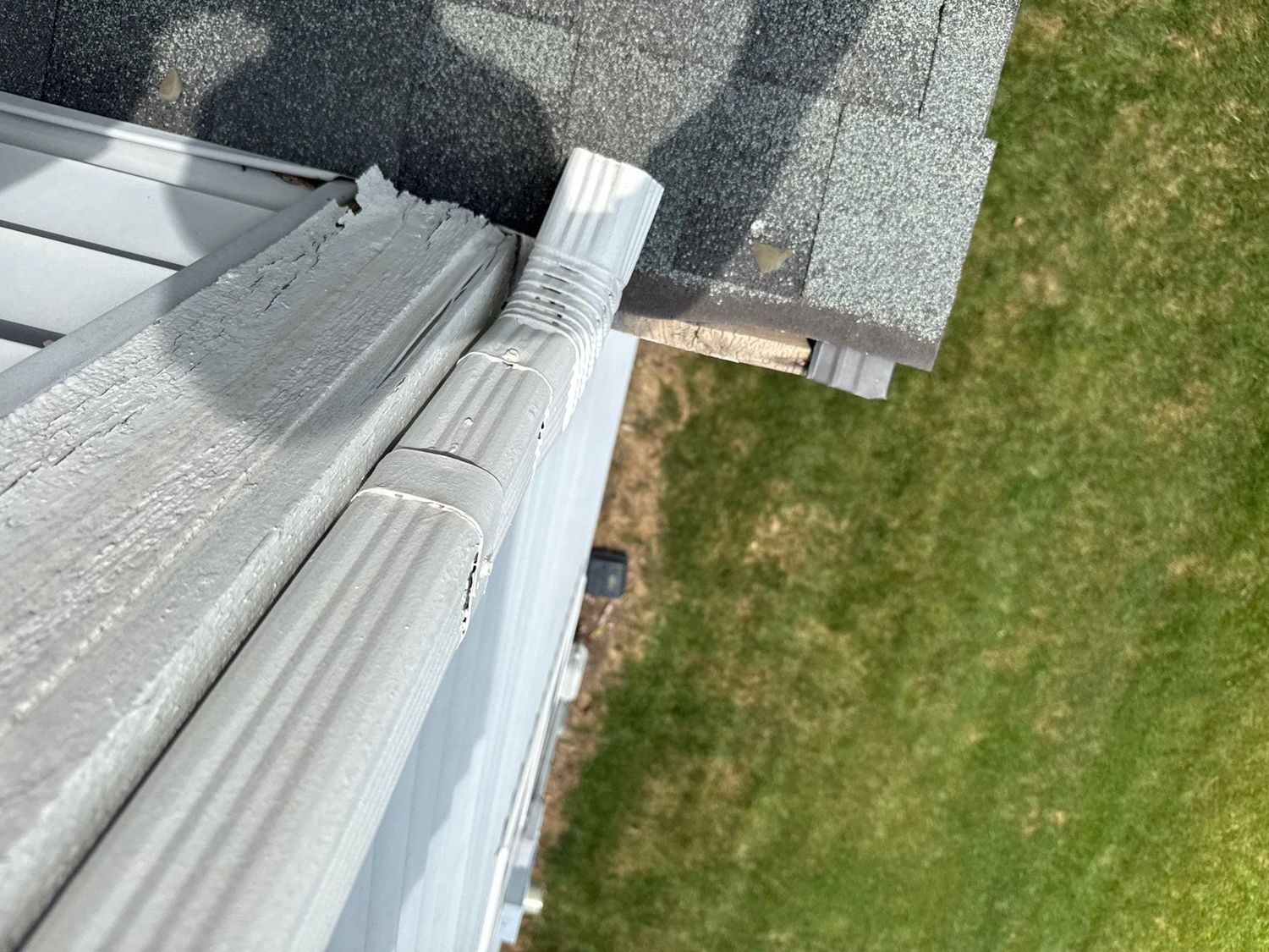 Cleaned gutter and roof edge on a Fishers home