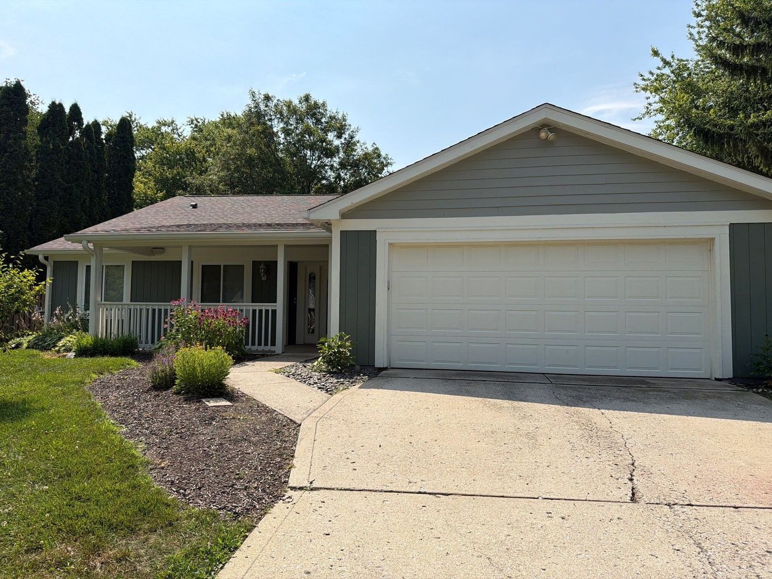 Noblesville ranch home with cleaned siding and a cleaned concrete drive